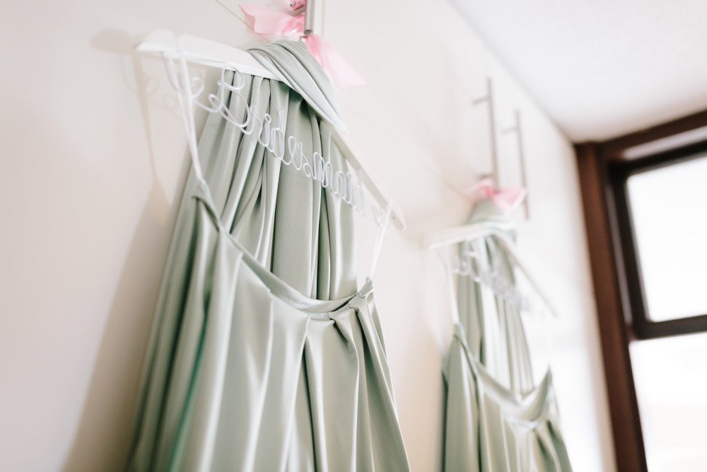 Kleider für Brautjungfern hängen am personalisierten Kleiderbügel