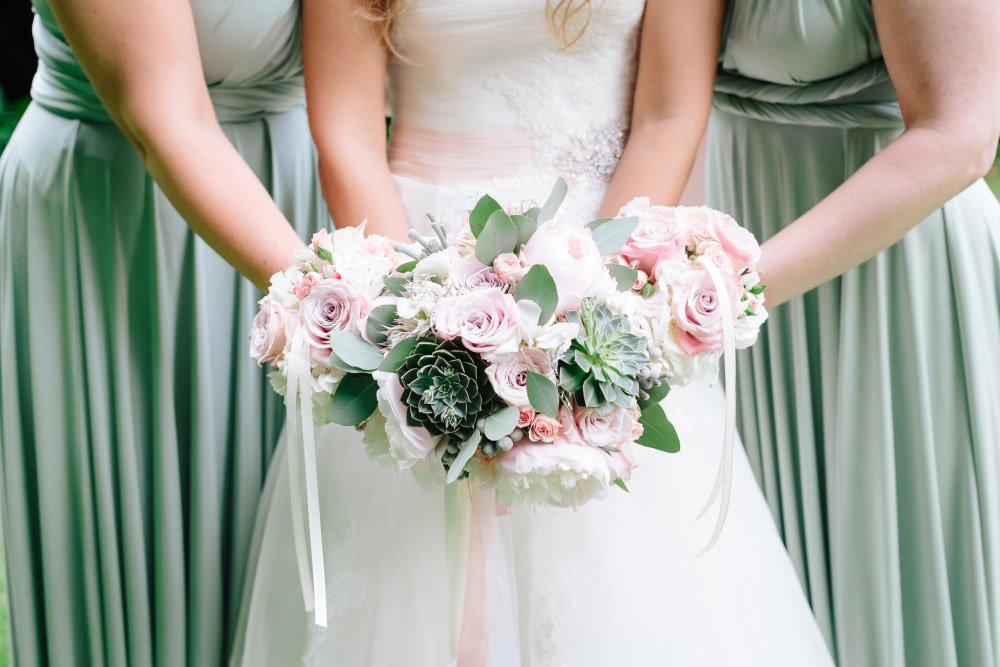 Braut und Brautjungfern mit Blumensträuße