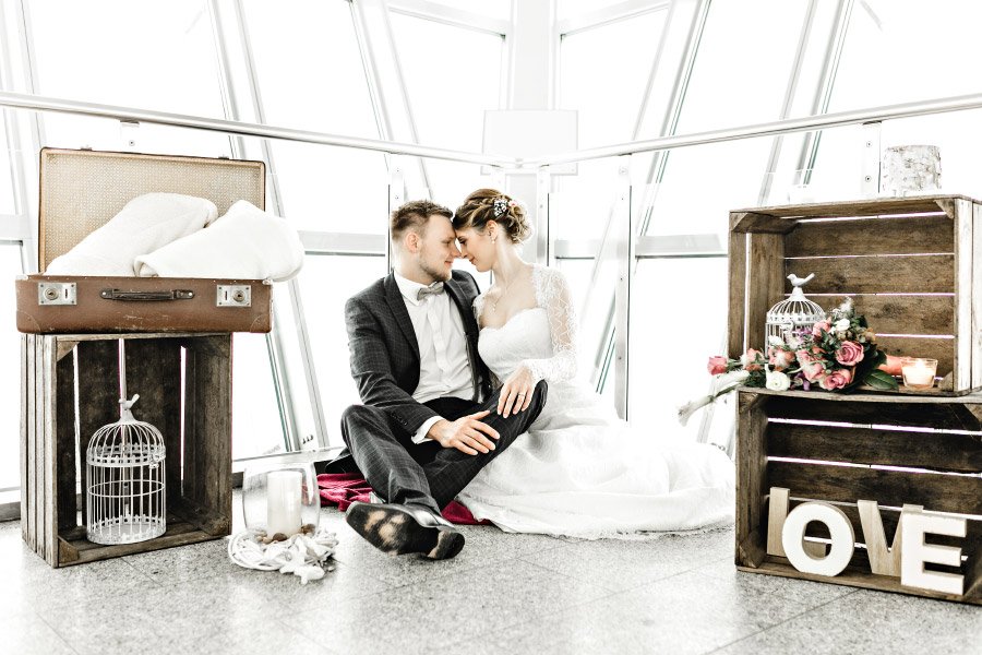 Kisten als Dekoration beim Paar-Fotoshooting