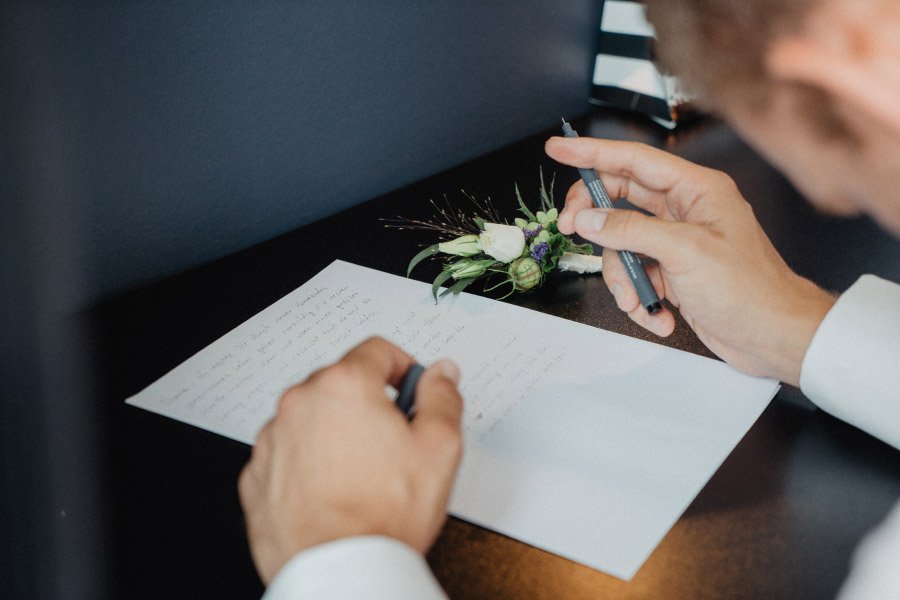 Bräutigam schreibt persönliche Worte für seine Braut