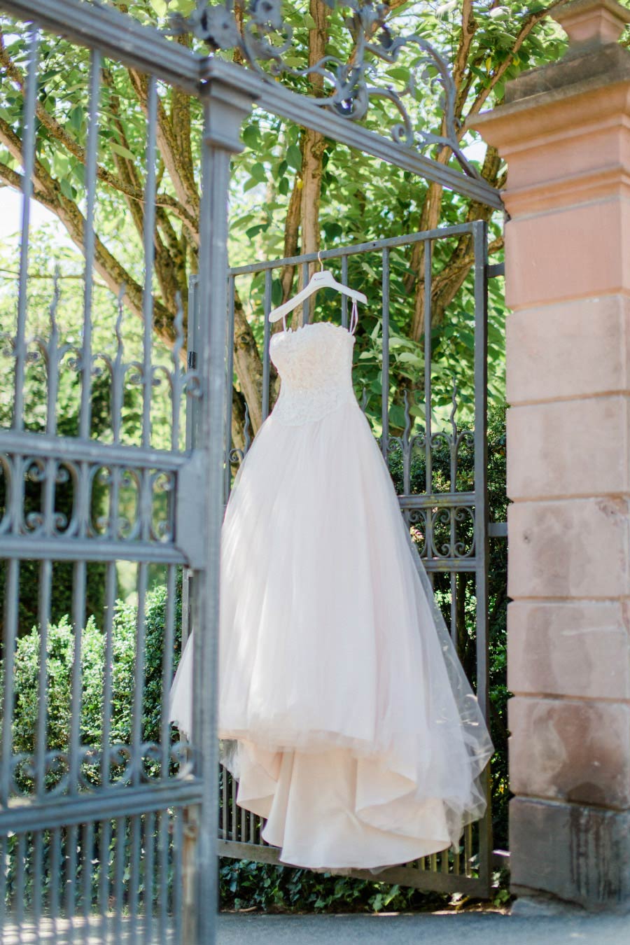 Brautkleid hängt am Kleiderbügel