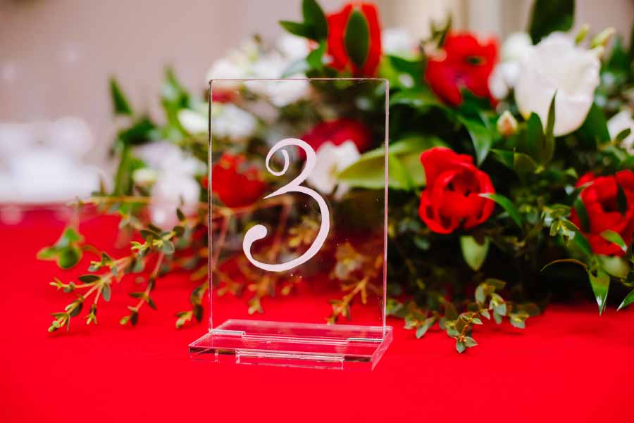 DIY-Tischdekoration & kreative Hochzeitsaufsteller aus Acrylglas: Tischnummer
