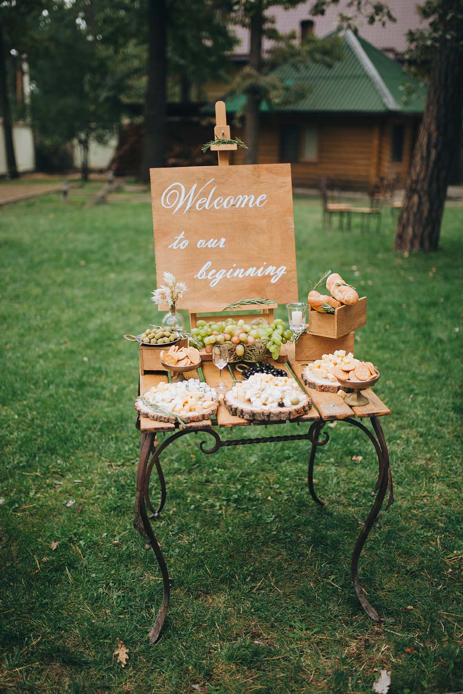 Ideen für Schilder beim Empfang der Hochzeit: Schild mit Tisch mit Give Aways