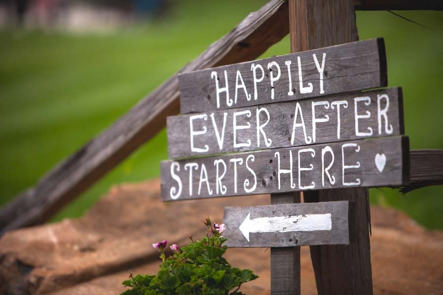 Ideen für Schilder beim Empfang der Hochzeit: Happily ever after starts here