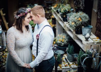 Pärchen-Wintershooting mit sehr süßen Details und Schafen