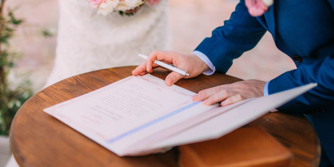 Checkliste Hier die Namen nach der Hochzeit ändern!