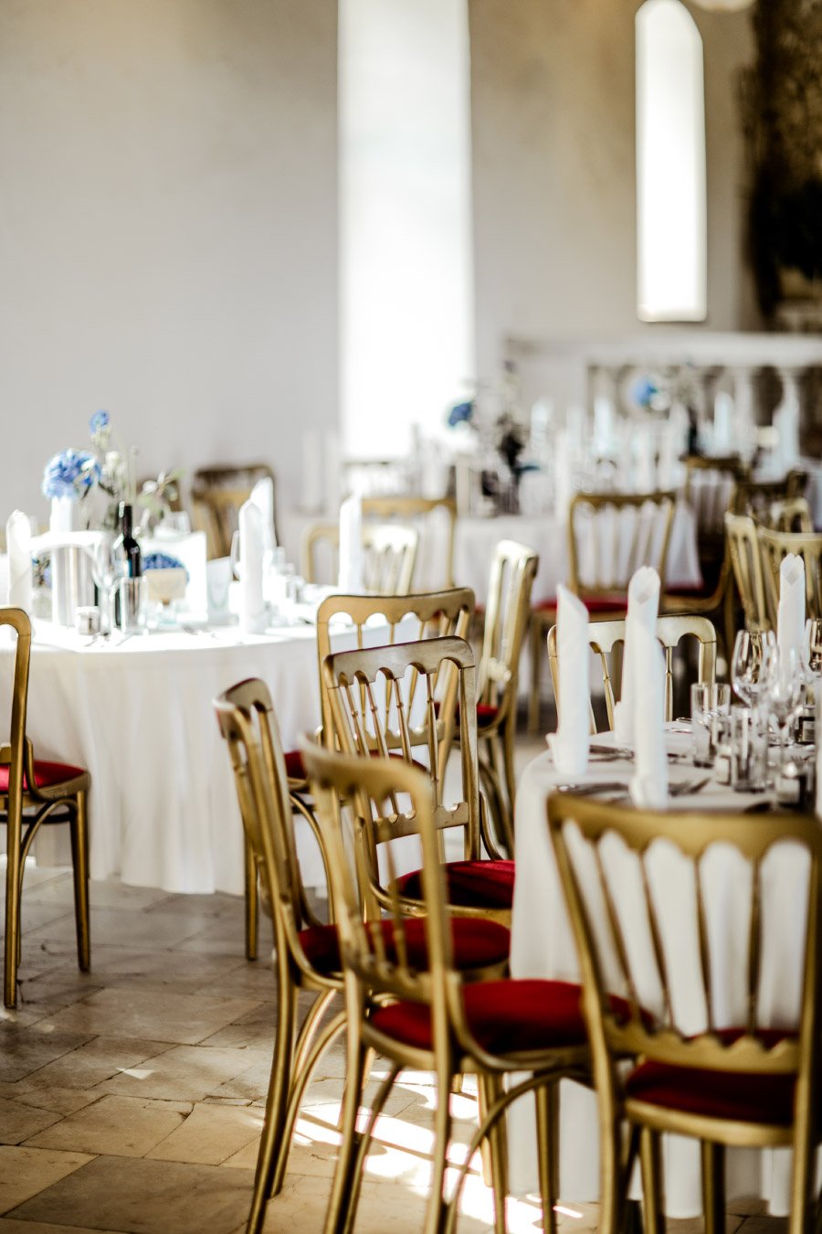 Stühle bei der Hochzeitsfeier in Schloss Altenhof