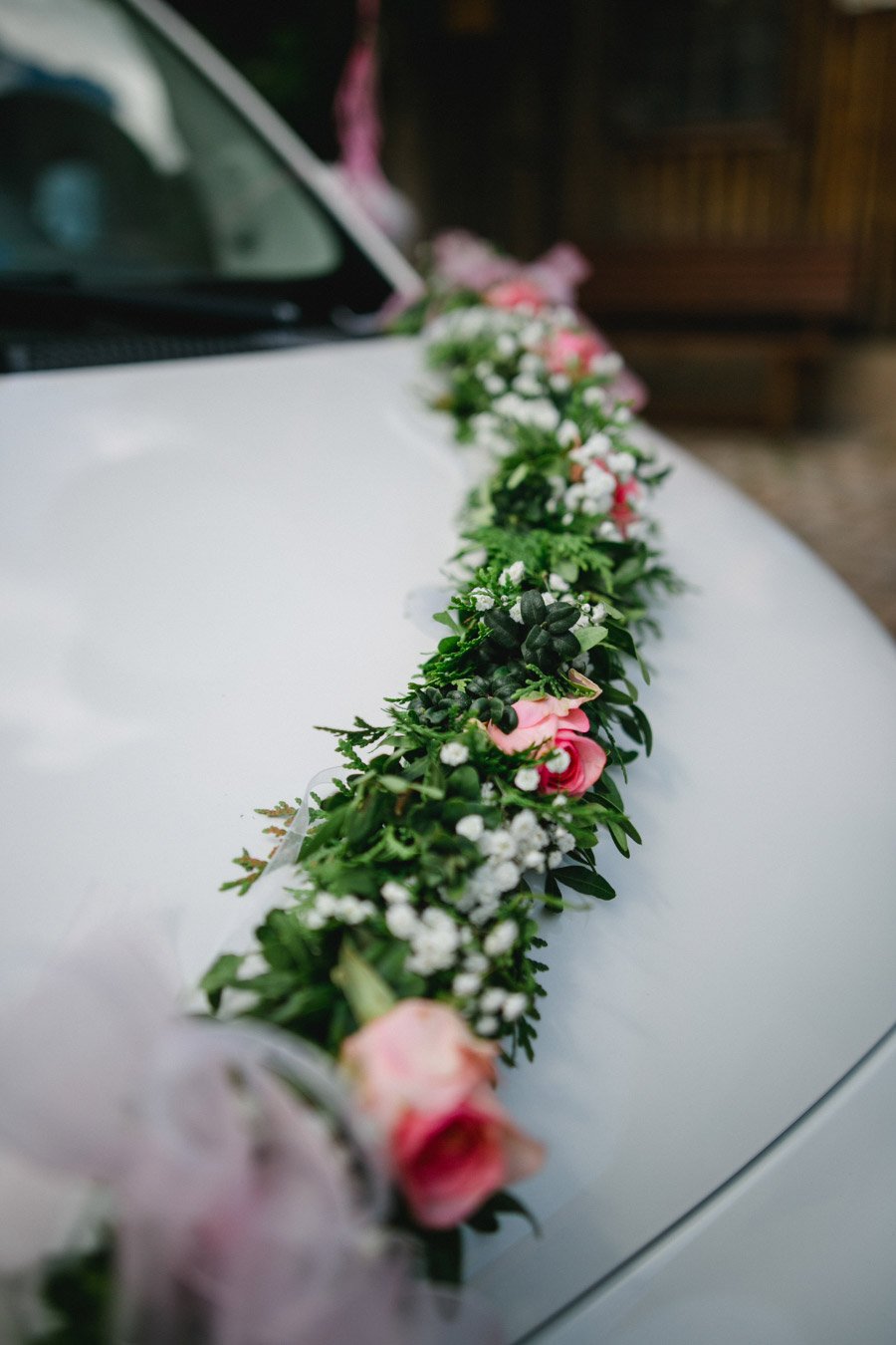 Blumendeko für das Hochzeitsauto