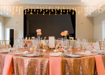 Märchenhochzeit in Peach und Gold auf Schloss Illereichen