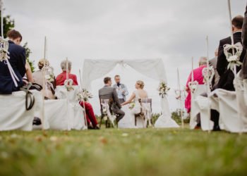 Landhaus-Hochzeit von Isabell und Ken unter freiem Himmel