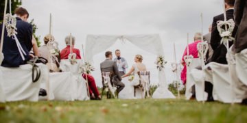 Landhaus-Hochzeit von Isabell und Ken unter freiem Himmel
