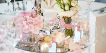 Runde Spiegel für die Tischdeko bei der Hochzeit