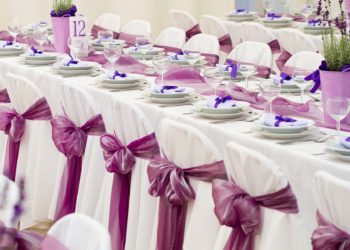 Stuhlschleifen als Dekoration bei der Hochzeitsfeier