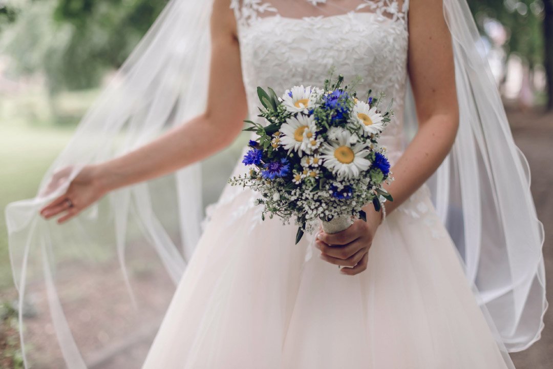 Brautstrauß in weiß und blau