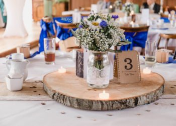 Eine Baumscheibe als Basis für die Tischdeko bei der Hochzeit