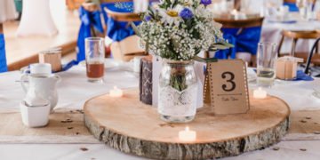 Eine Baumscheibe als Basis für die Tischdeko bei der Hochzeit