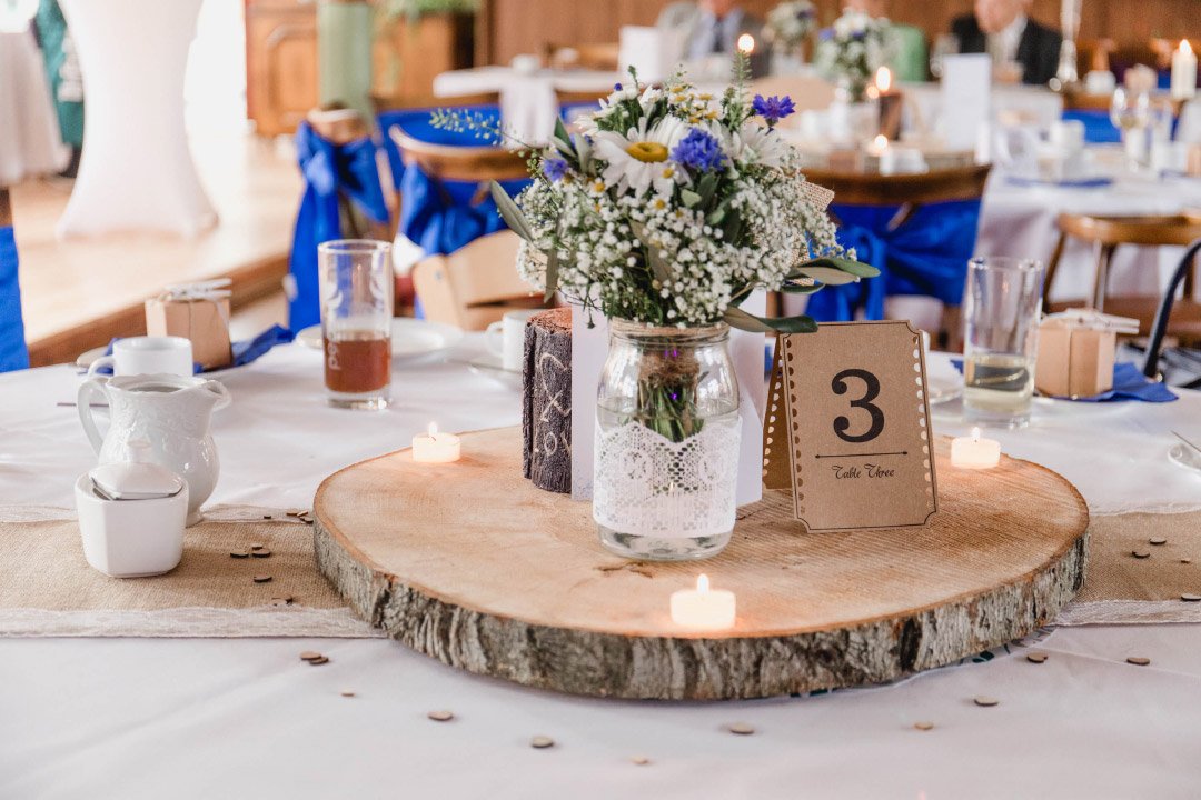 Eine Baumscheibe als Basis für die Tischdeko bei der Hochzeit