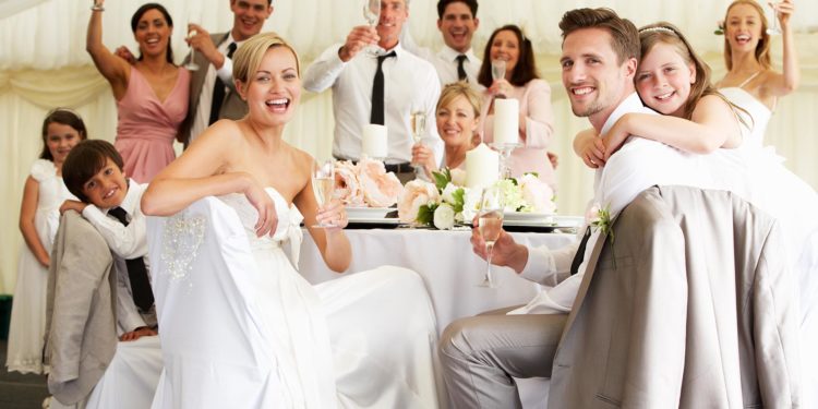 Arbeitskollegen zur eigenen Hochzeit einladen: Vorteile und Nachteile