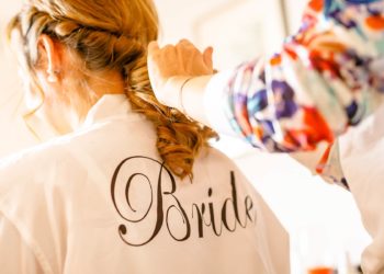 Brautbademantel: perfekt für das Getting Ready der Braut am Tag der Hochzeit