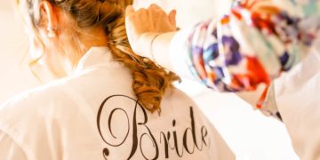Brautbademantel: perfekt für das Getting Ready der Braut am Tag der Hochzeit