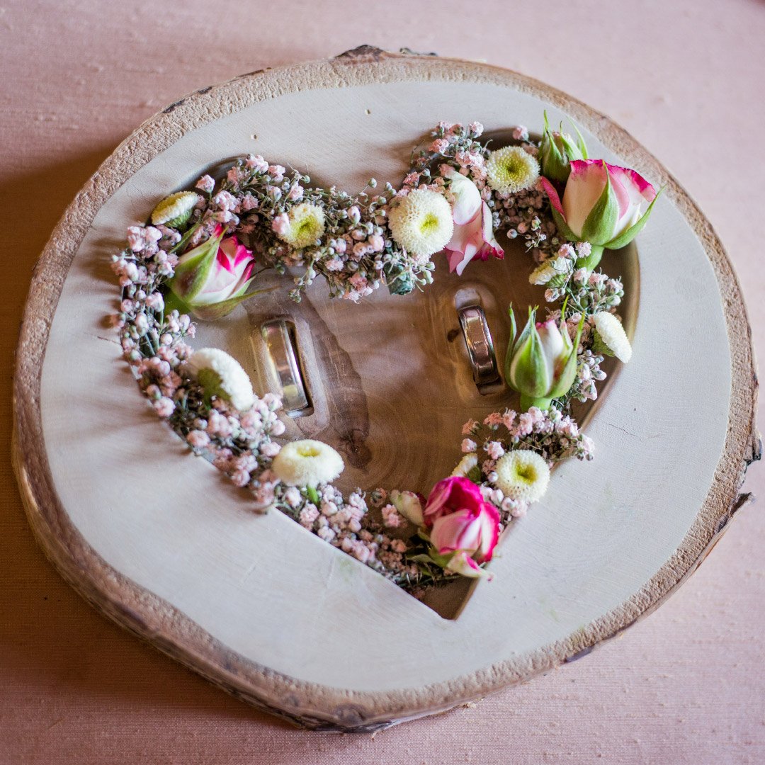 Eine Ringschale aus Holz mit Blumen