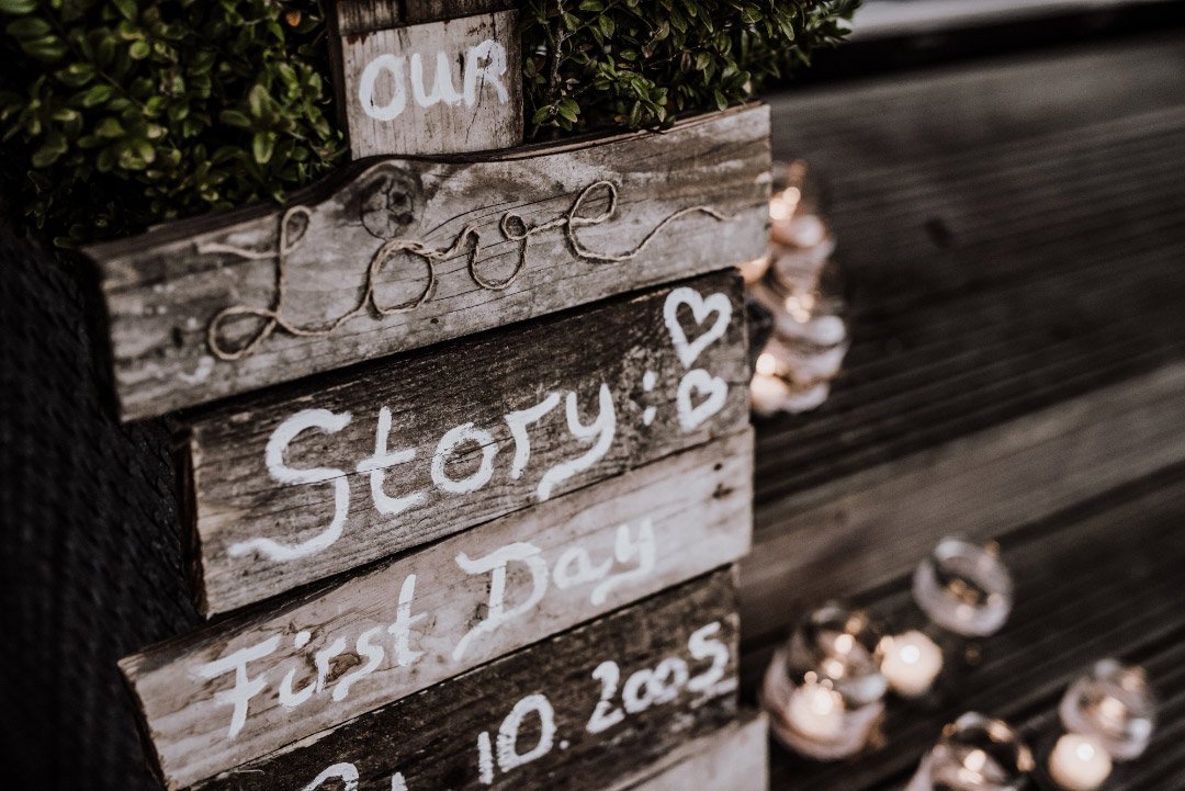 Lovestory vom Brautpaar auf Holz geschrieben