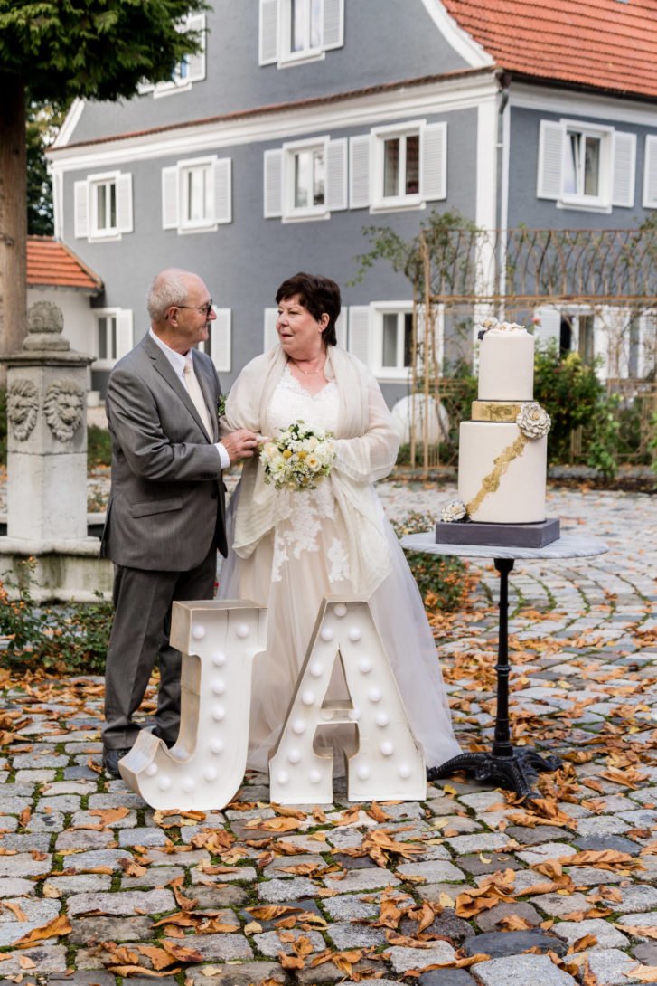 Was Ziehe Ich Zur Goldenen Hochzeit An Goldene Hochzeit: Ideen und wichtige Infos