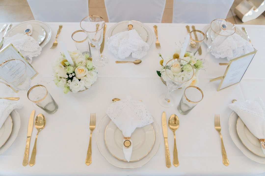 Tischdeko bei der Hochzeit in weiß und gold