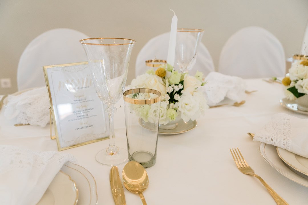 Tischdeko bei der Hochzeit in weiß und gold