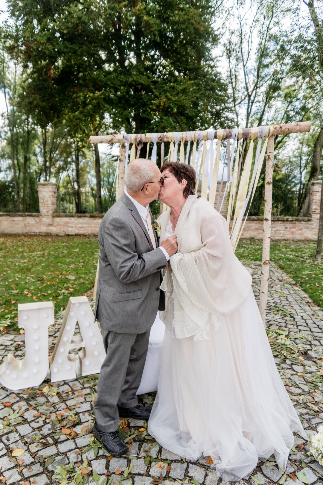 Braut und Bräutigam an bei ihrer goldenen Hochzeit zum 50. Hochzeitstag