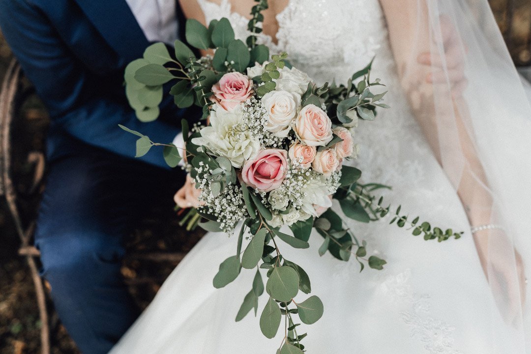 Offener Brautstrauß mit rosa und weißen Rosen