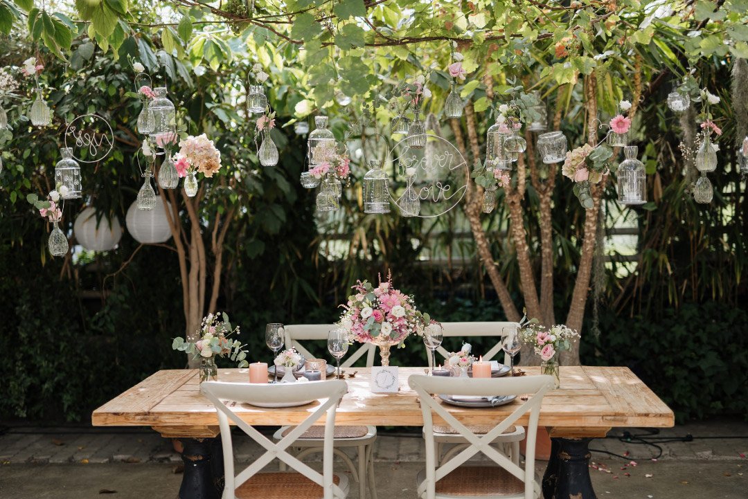 Der fertig dekorierte Tisch zusammen mit der hängenden Dekoration bei der Hochzeit