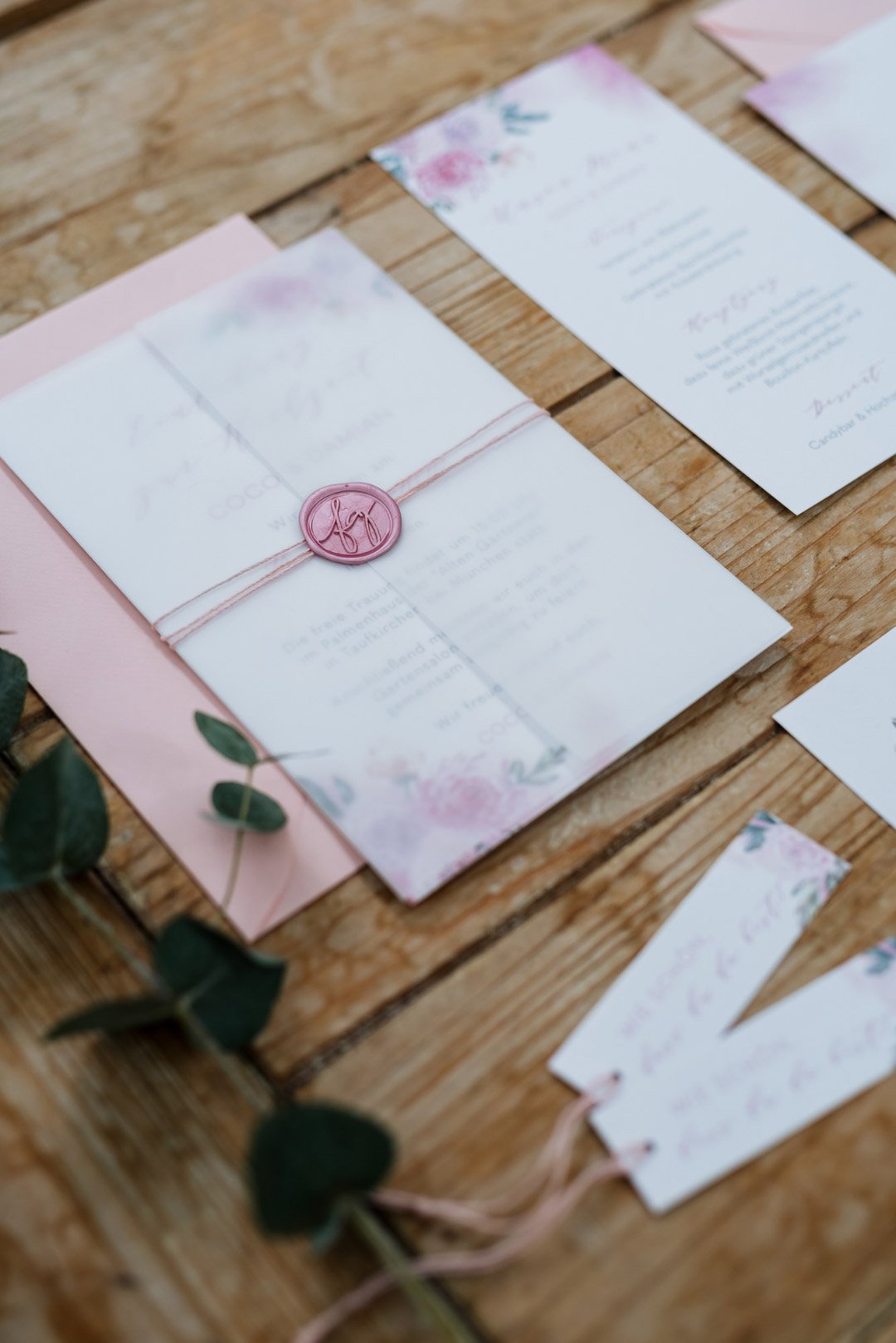 Papeterie in einem blumigen Design mit etwas Rosa als Farbe