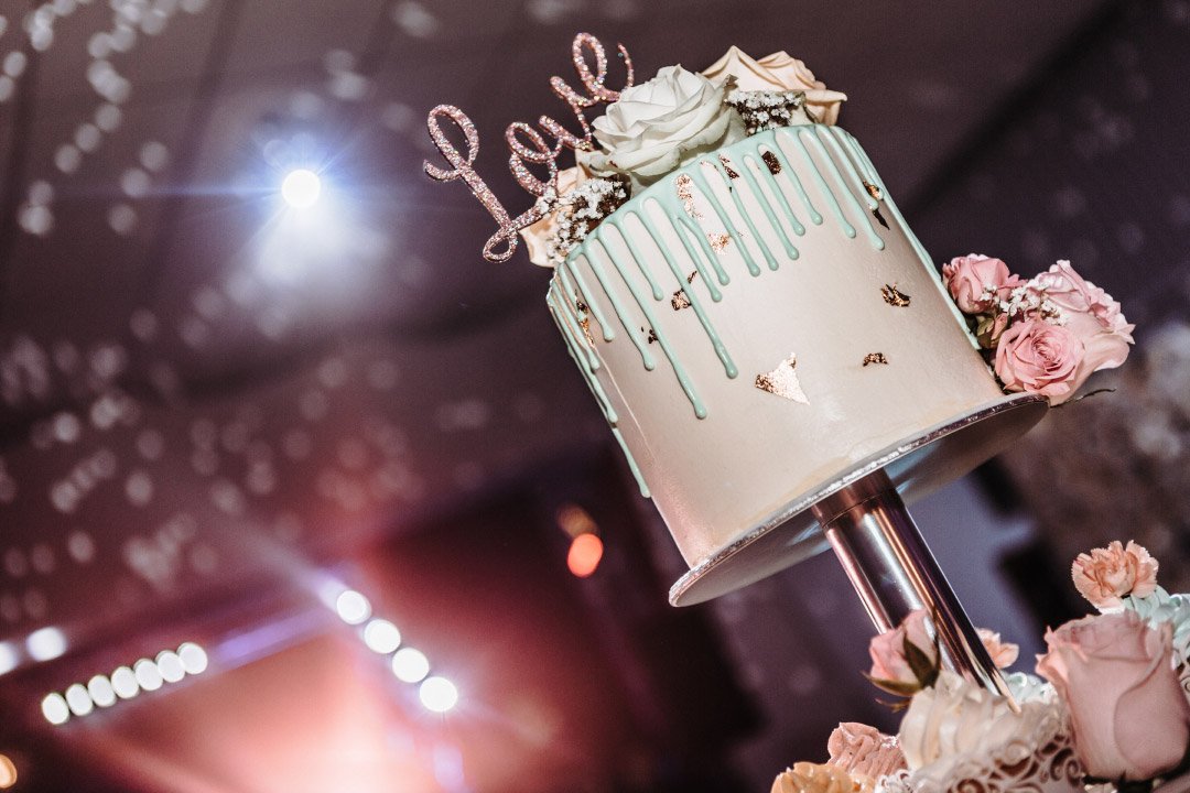 Hochzeitstorte mit Cupcakes in einer kleiner Torte oben drauf