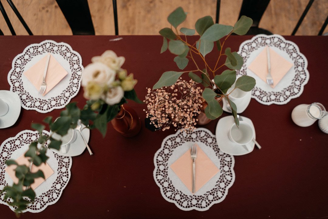 Tischdeko bei der Hochzeit im Rosengarten von Alte Spinnerei Kolbermoor