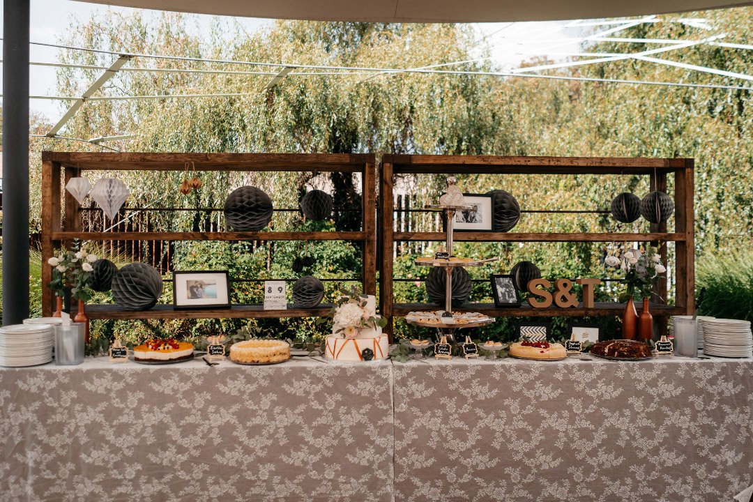Kuchen-Bar und Torten-Bar bei der Hochzeit