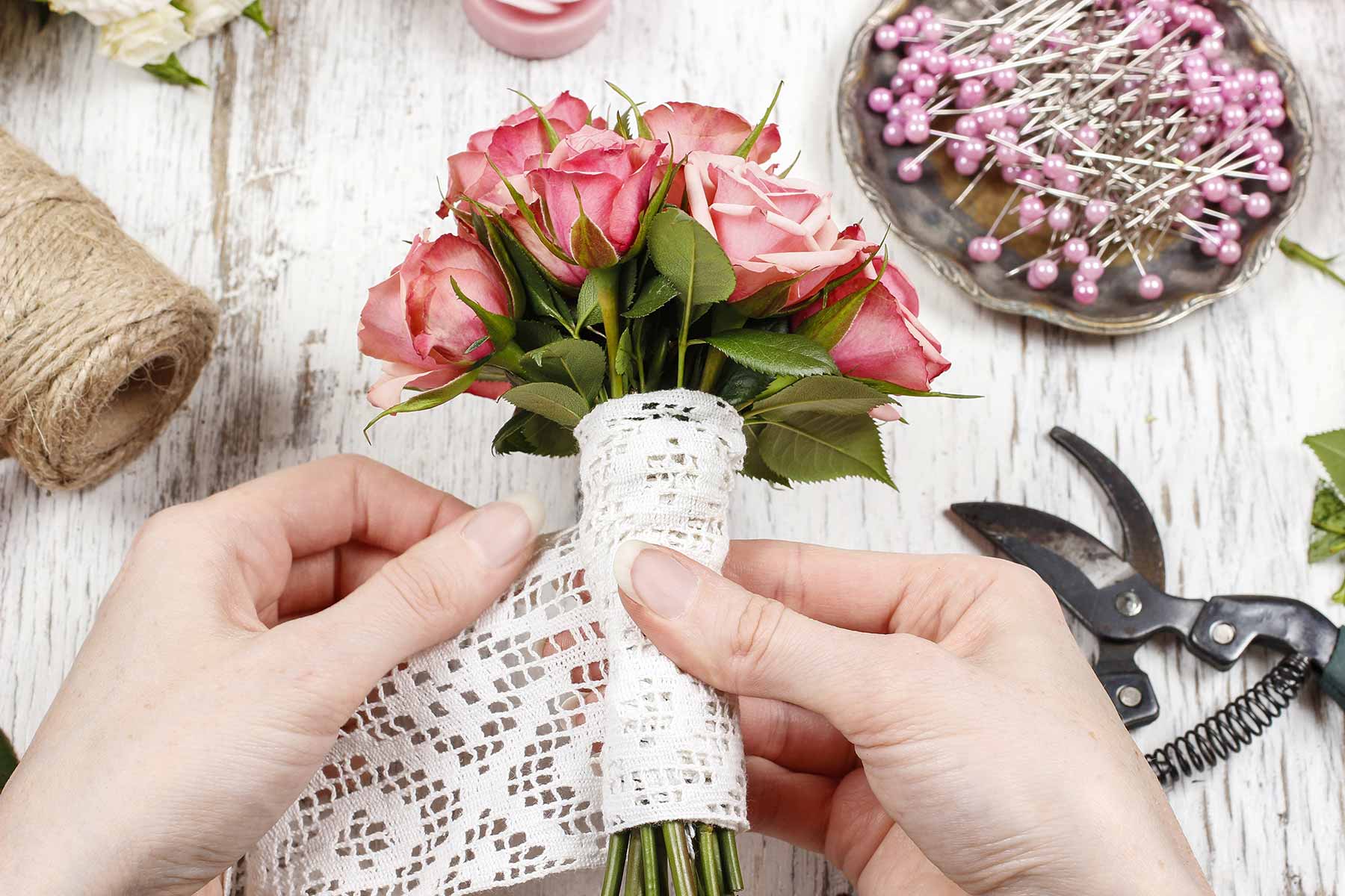 Blumen bei der Hochzeit mit Spitzenband umwickelt Blumen bei der Hochzeit mit Spitzenband umwickelt