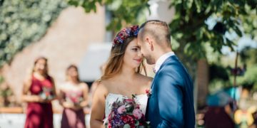Hochzeit mit kräftigen Farben im Summer-Wine Stil