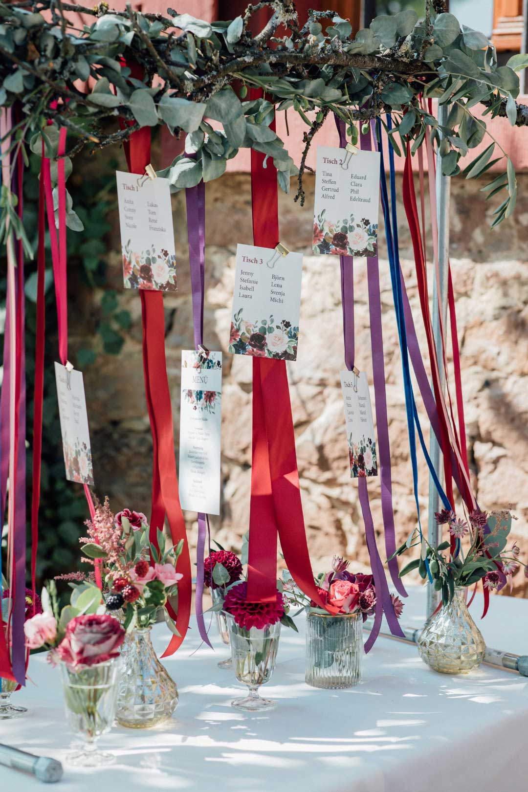 Sitzplan bei der Hochzeit mit Papeterie in kräftigen Farben