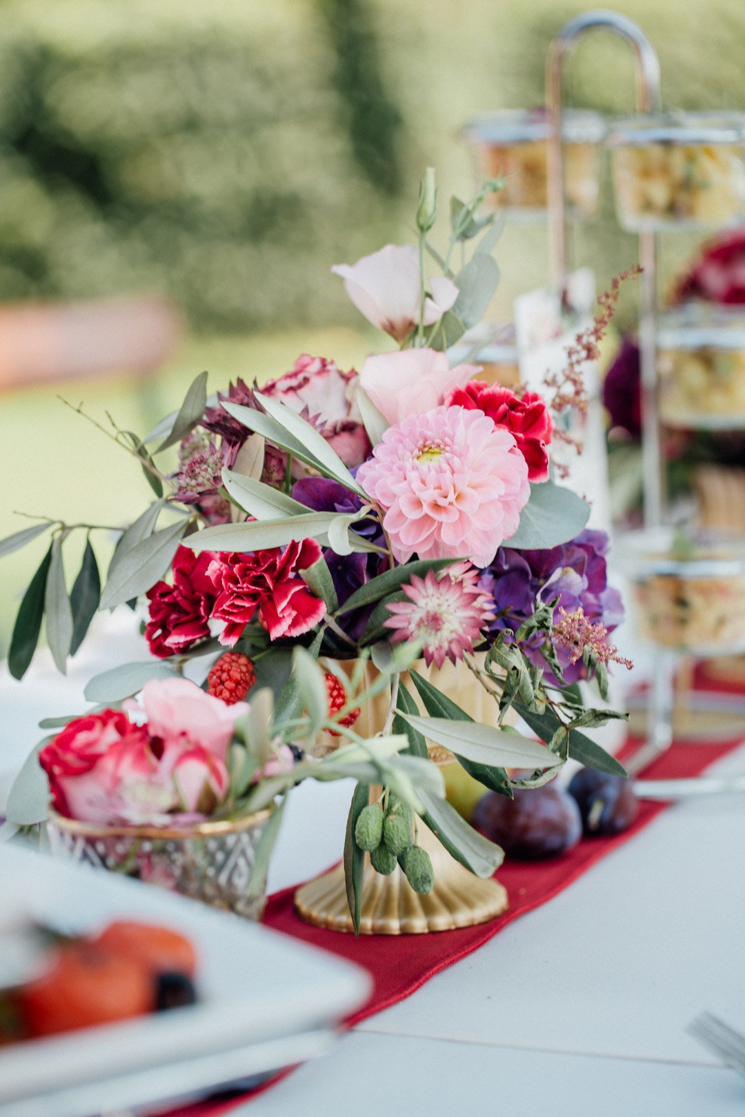 Tischdeko bei der Spätsommer Hochzeit in kräftigen Farben
