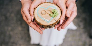 Holzscheiben zur Deko: Unsere Übersicht für eure Hochzeit