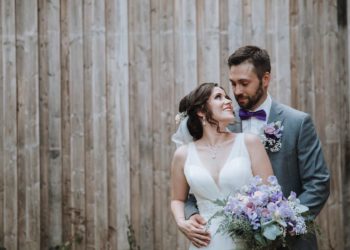 Hochzeit in Lila: freie Trauung im Vintage-Stil von Helena und Dominik