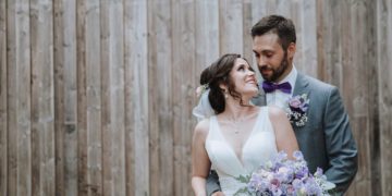 Hochzeit in Lila: freie Trauung im Vintage-Stil von Helena und Dominik