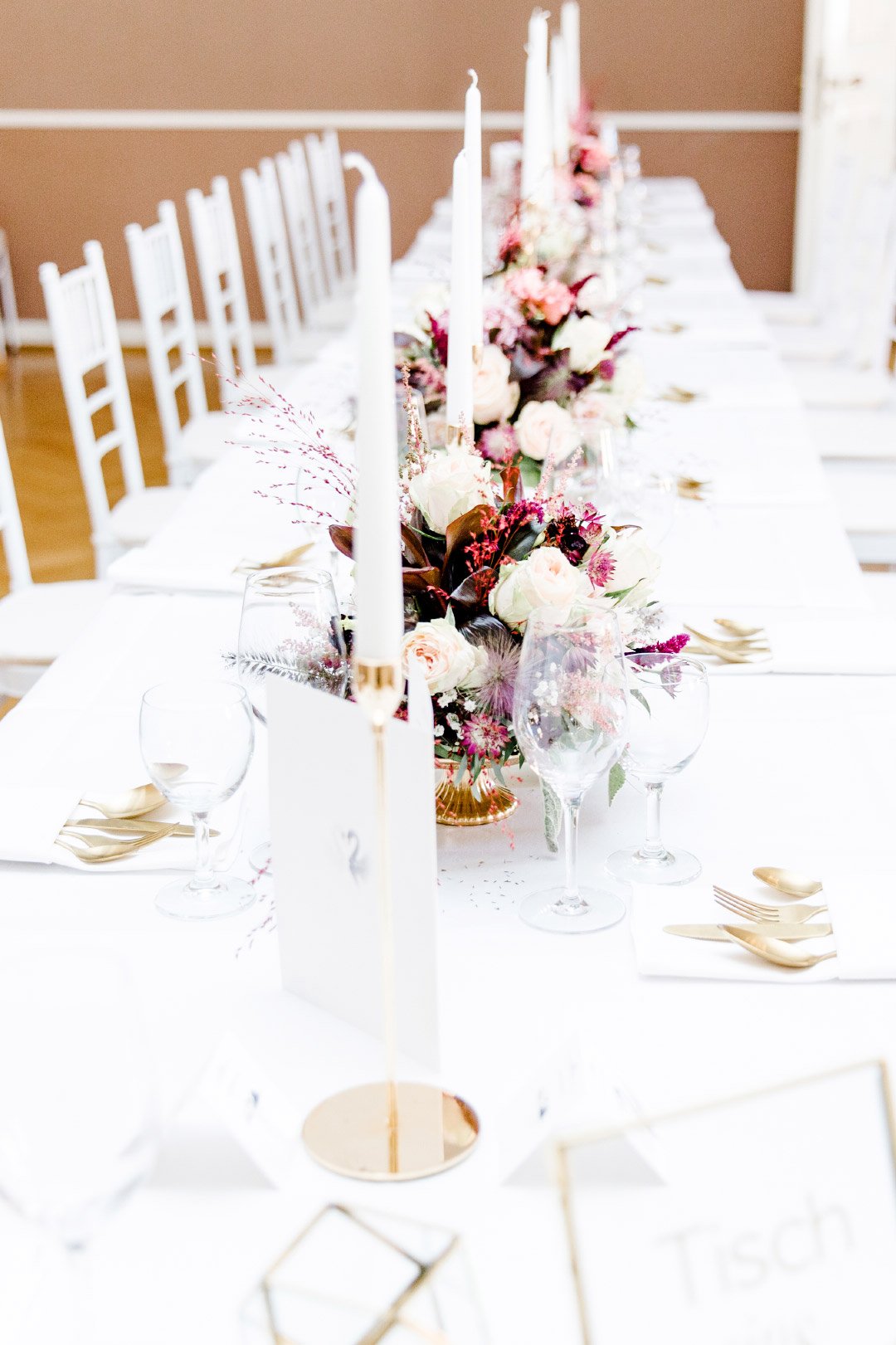 Lange Tafel für die Gäste bei der Hochzeitsfeier