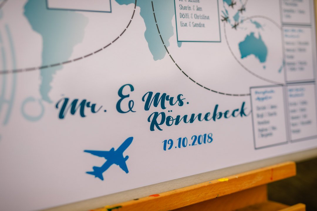 Hochzeit mit Reise als Motto: Sitzplan in Form einer Weltkarte