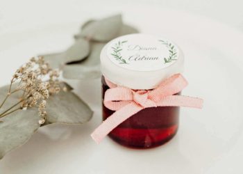 Selbst gemachte Marmelade als Gastgeschenk zur Hochzeit