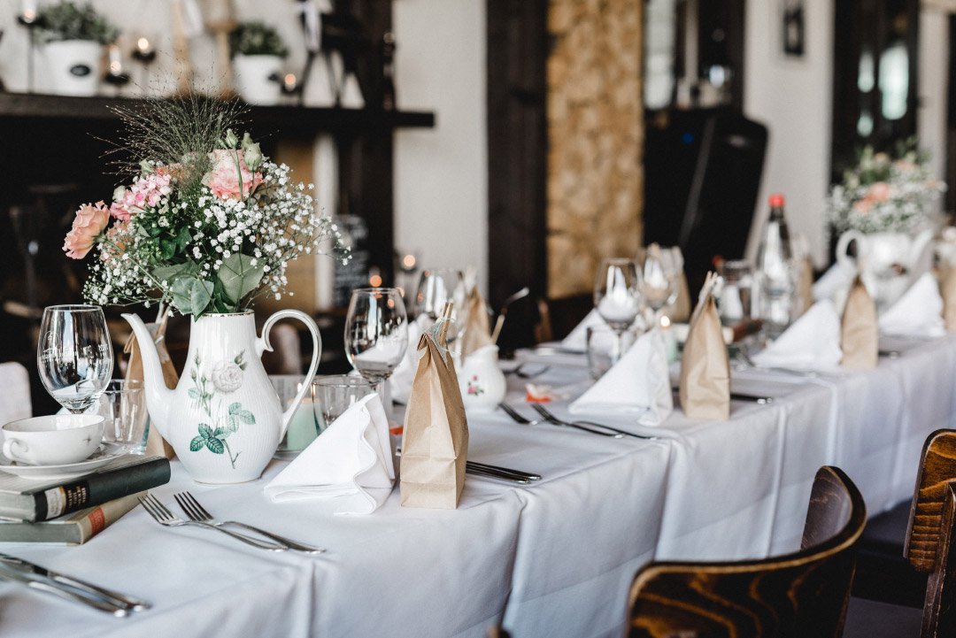 Überraschungstüten für Kinder auf den Tischen bei der Hochzeit