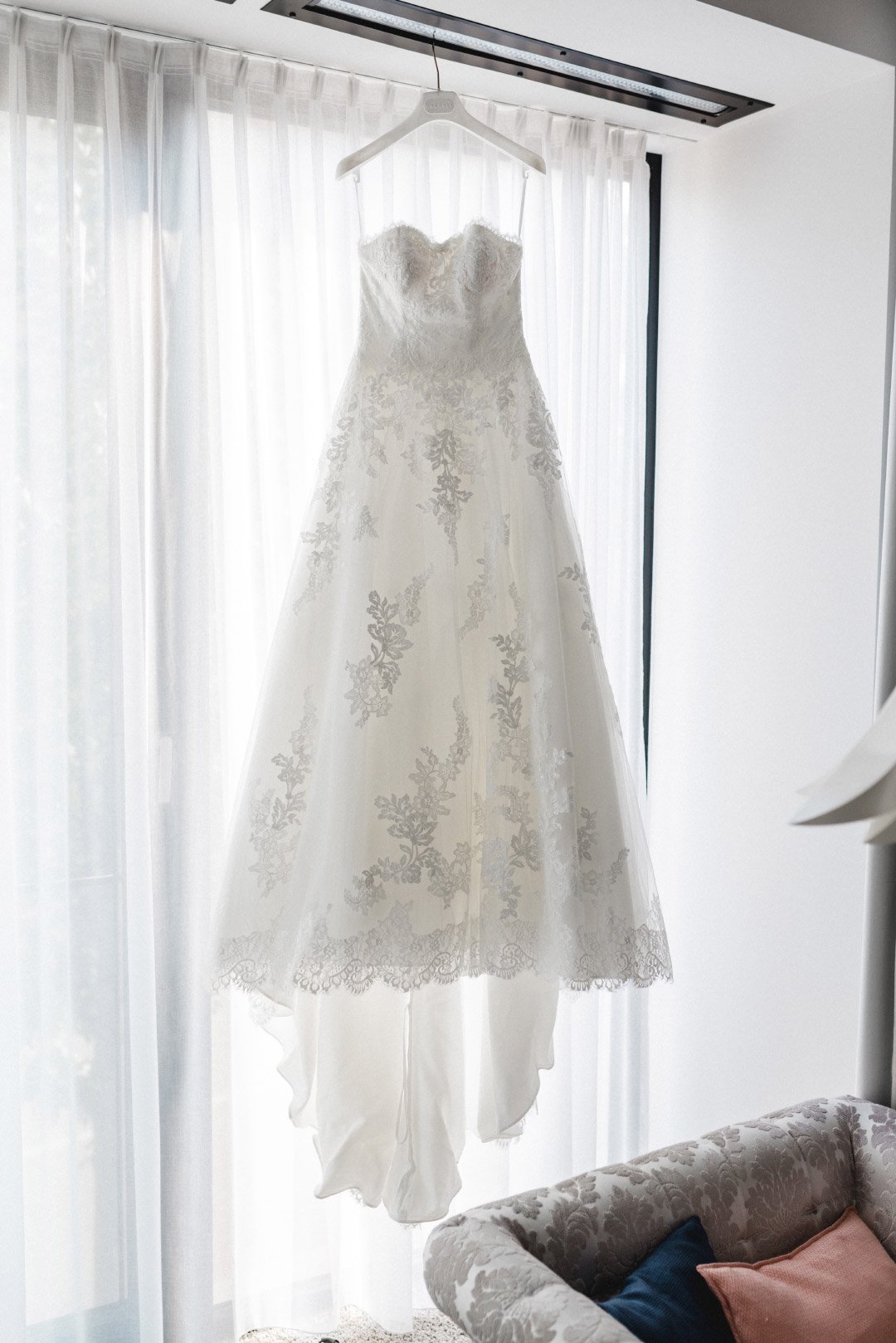 Brautkleid hängt am Kleiderbügel
