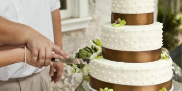 Wer hat die Hand oben beim Anschneiden der Hochzeitstorte?
