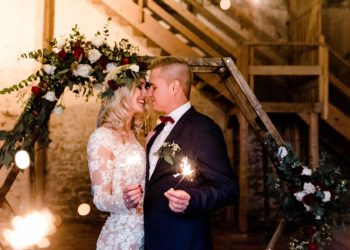 Winterliche Hochzeitsinspiration in Gold, Dunkelrot und Dunkelblau